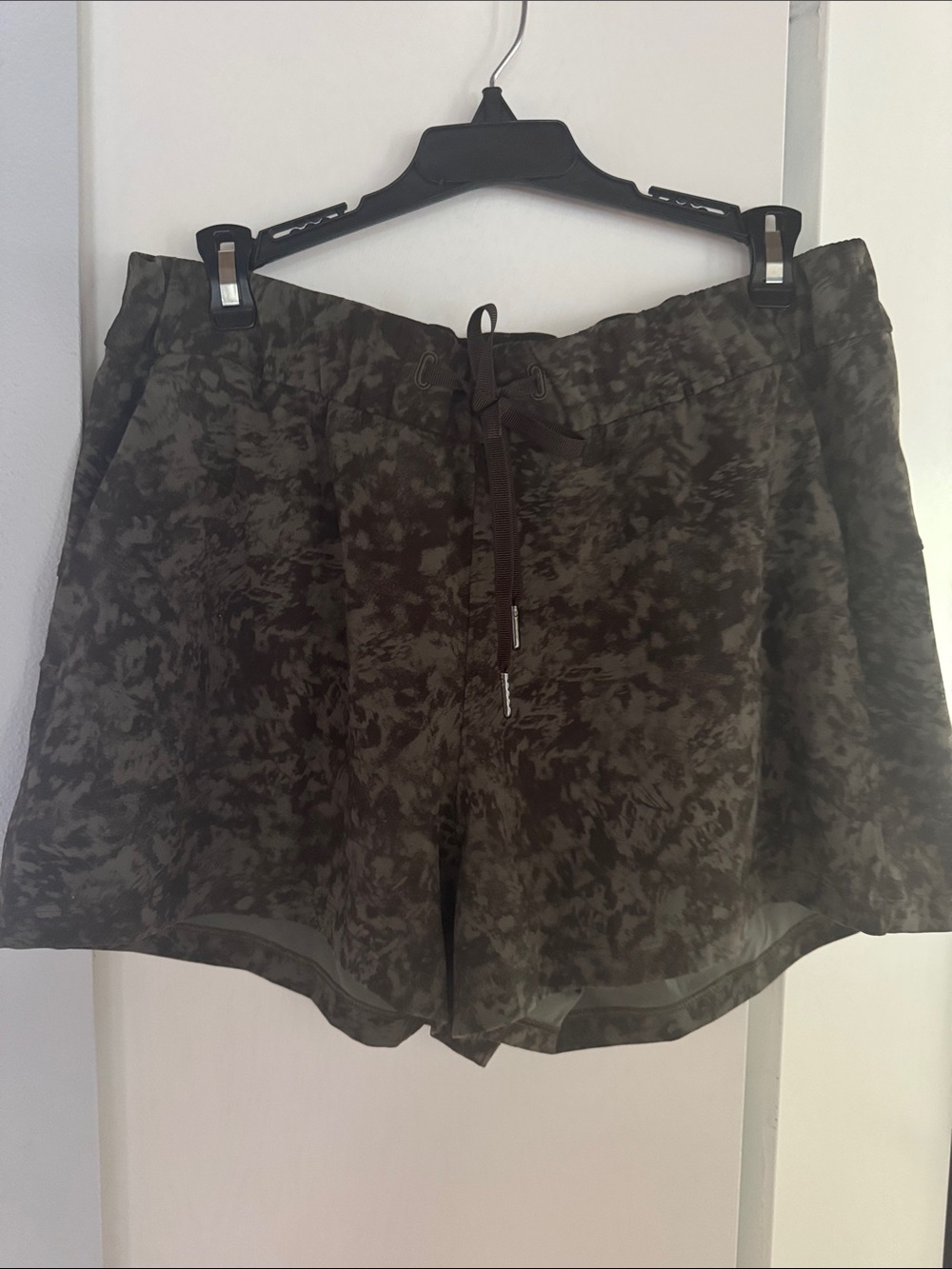 Lululemon On the Fly Shorts rare pattern!  Size 10 EUC